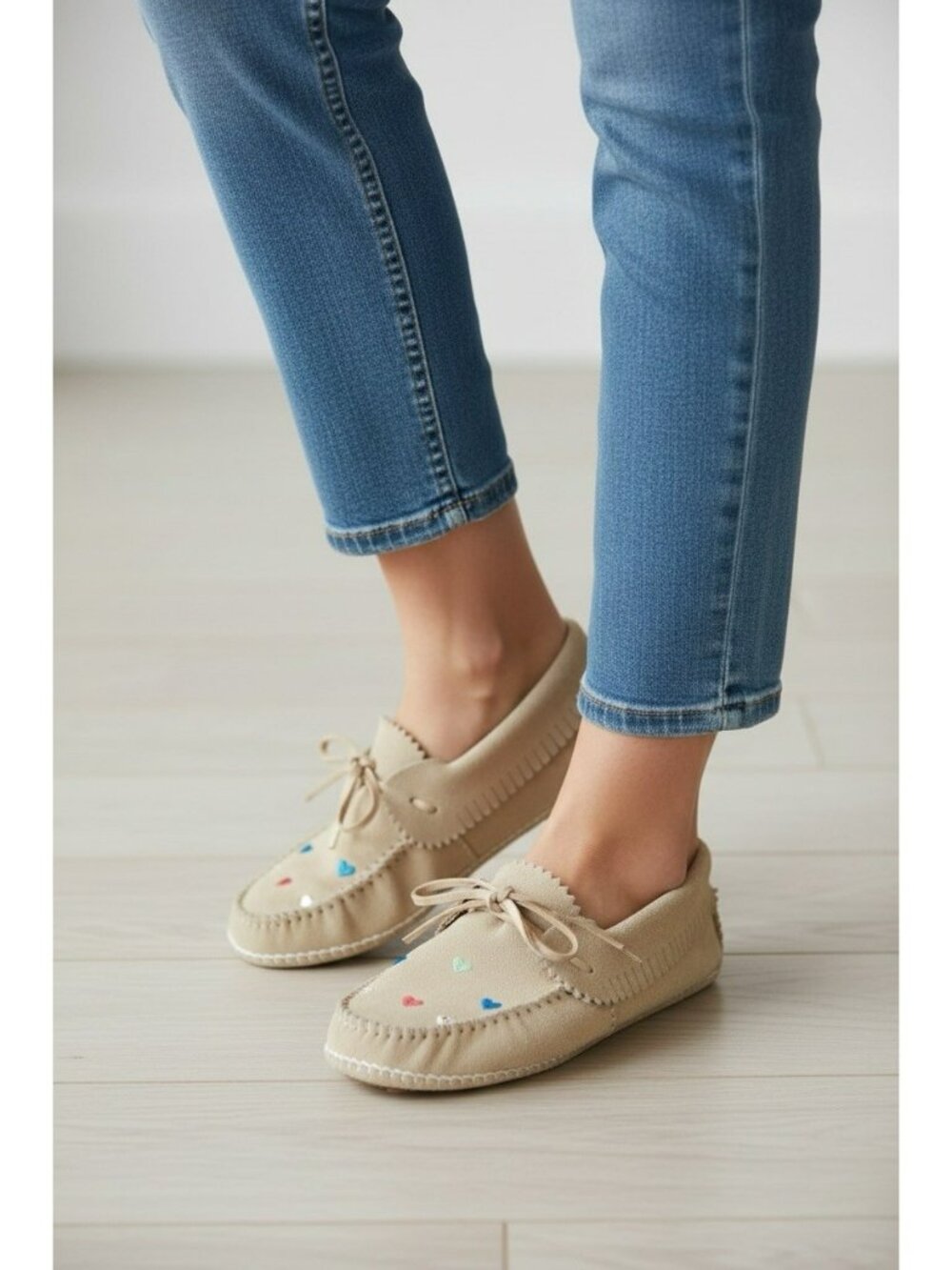 The Great Suede Canyon Moccasins Tan Multicolor Embroidered Hearts Shoes Sz 6.5